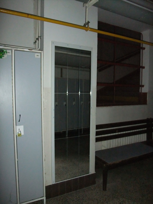 INSTALACE NÁSTĚNÉHO ZRCADLA V ŠATNÍ CHODBĚ
